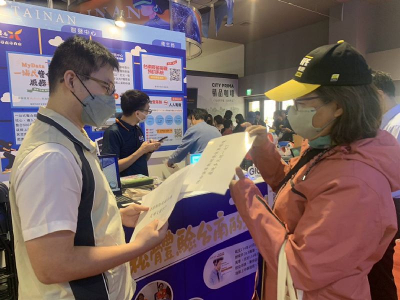 「114台南資訊月-智霸AI科技展」精彩亮相,登防中心三大智慧防疫工具吸引民眾熱情參與 「114台南資訊月-智霸AI科技展」精彩亮相,登防中心三大智慧防疫工具吸引民眾熱情參與